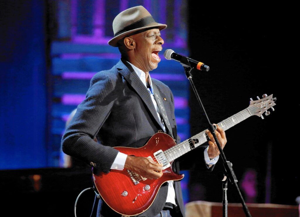 Aprende todo sobre KEB' MO', un magnífico guitarrista